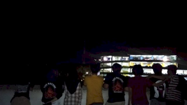 Potret sekelompok pemuda yang rela panjat sebuah gedung demi nonton konser Pamungkas-Danilla di Nipah Mal Makassar, Minggu (31/10) | (ist).