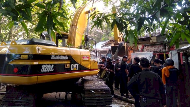 Pembongkaran sekretariat UKM di Kampus UMI menggunakan sebuah alat berat yang mendapat penolakan oleh pihak mahasiswa, Sabtu (16/10) | Mhs/Aliansi UKM se-UMI.