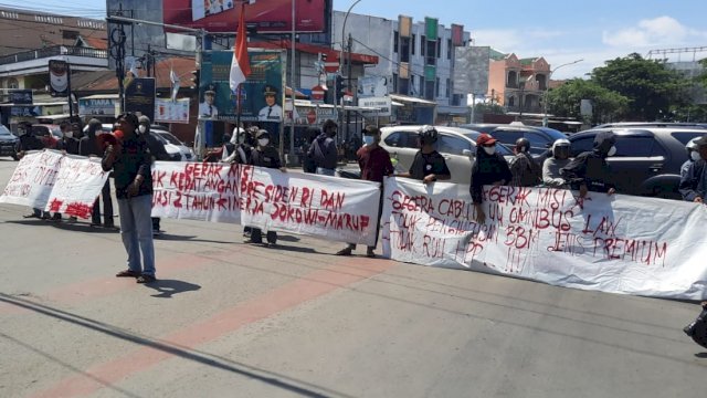 Aksi demonstrasi mahasiswa di Jalan Sultan Alauddin Makassar, Rabu (20/10). | Alam/trotoar.
