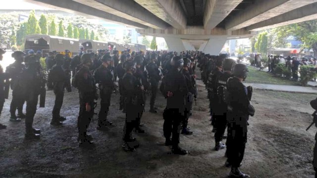 Pengamanan oleh Kepolisian Polda Sulsel. Nampak petugas kepolisian tengah berbaris di bawa jembatan Fly Over Makassar, Sulsel, Rabu (20/10). | Ag/trotoar.id