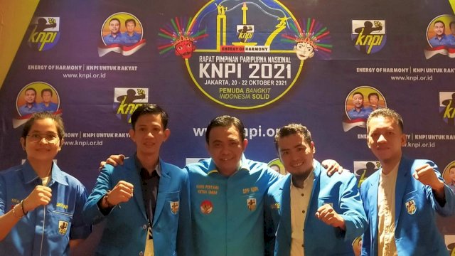 Foto bersama. Di tengah ada Haris Pratama dan diapit oleh pengurus DPD I KNPI Sulsel, Rabu (20/10). | Istimewa.