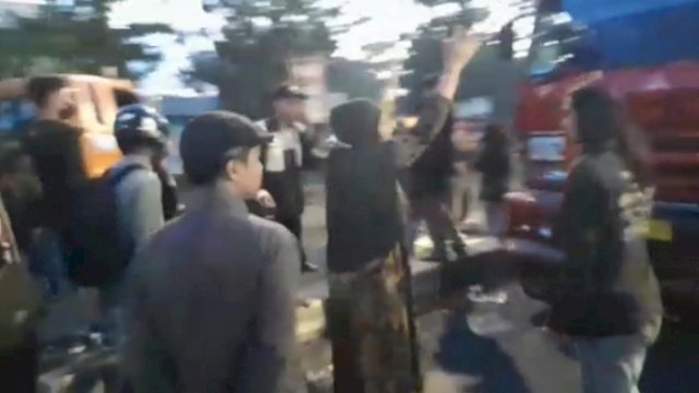 Aksi HMI Cagora dibubarkan oleh emak-emak gegara marah jalan ditutup hingga macet panjang, Kamis (21/10). | Alam/trotoar.