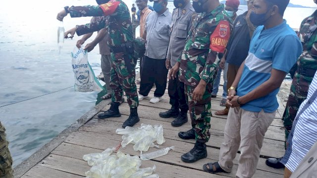 Pemusnahan Miras jenis Cap Tikus dengan cara dibuang ke laut.
