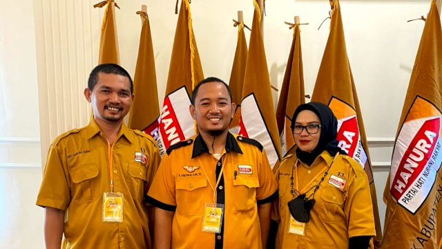 Sekretaris, Jabal Arafah (kiri), Ketua DPC Hanura Bantaeng, Adytiawan Said (tengah), Bendahara, Andayani (kanan) foto bersama pasca pelantikan di Hotel Sutomo, Makassar.