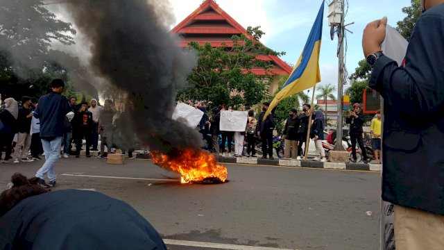 Demonstrasi mahasiswa di depan Gedung DPRD Sulsel, Kamis (28/10). / alam/trotoar