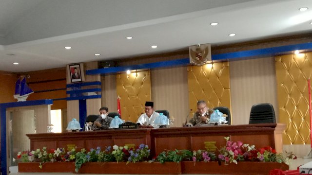 Wakil Bupati Bulukumba (tengah), Kadis Kominfo Bulukumba (kiri), Kabag Persidangan Sekretariat DPRD Sulsel (kanan). saat menerima kunjungan puluhan wartwan ke Bulukumba, Jumat (29/10).