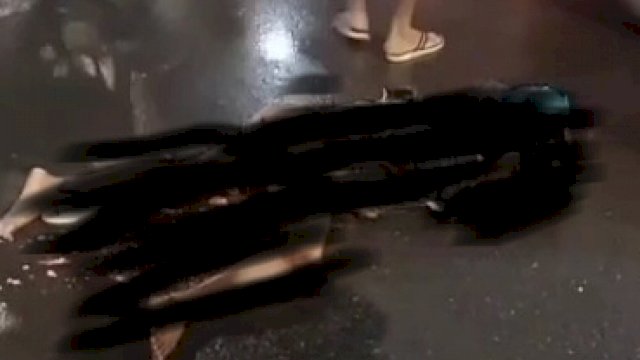 Foto seorang pengendara yang tergeletak berserakan bagian tubuhnya usai digilas truk enam roda di Jalan AP Pettarani, Makassar, Sabtu (30/10). (Ist)