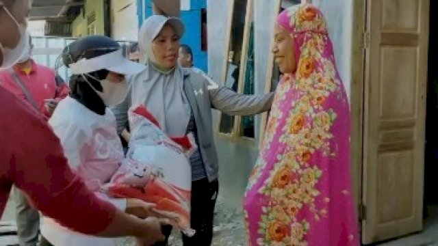 Senyum Bahagia Terpancar di Wajah Nurlaelah saat Dikunjungi Bupati ASA dan Putri Nurdin Halid