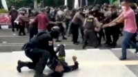 Polisi ‘Smackdown’ Pendemo di Depan Kantor Bupati Tangerang, Kini Proses Propam