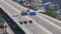 Minibus Terbalik di Tol Layang Pettarani Makassar, Pengendaranya Minta Tolong Diantar ke Rumah Sakit