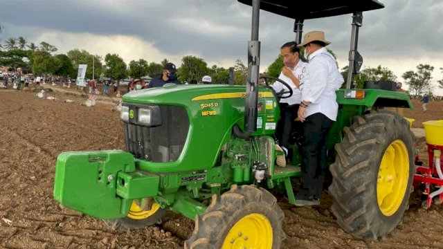 Kemudikan Traktor, Jokowi: Yang Ngajar Pak Mentan