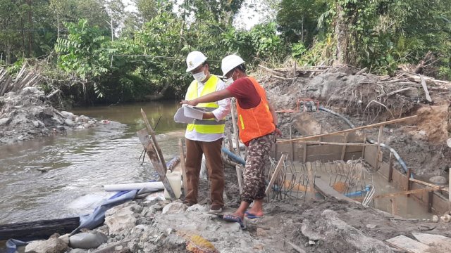Pastikan Pembangunan tak Dikerja Asal-asalan, Wabup Suaib Tinjau Jembatan Sungai Walu-Walu