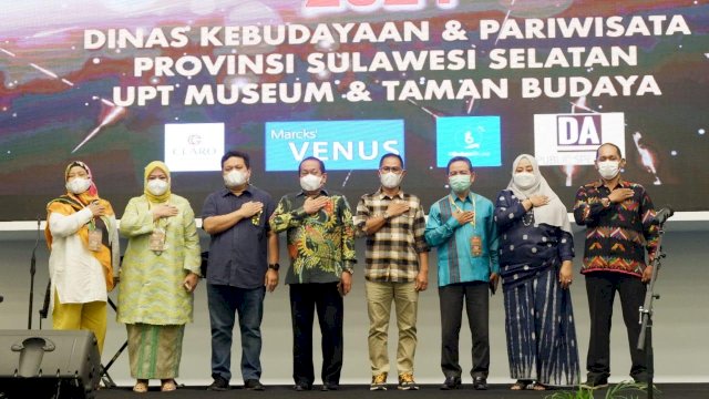Prof Jufri bersama jajarannya tengah berfoto dalam acara pemilihan duta museum. 