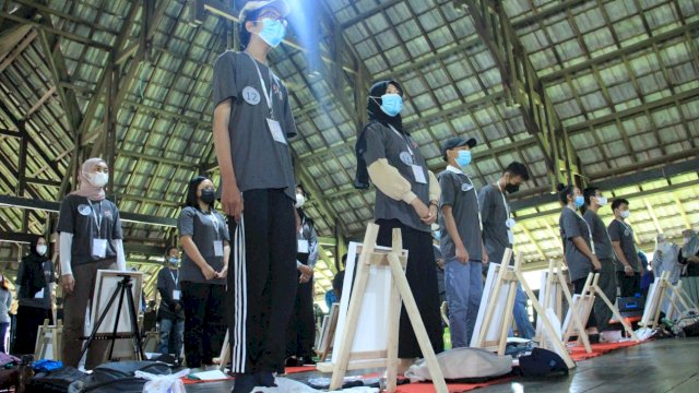Puluhan remaja sedang berdiri, bersiap-siap melukis koleksi museum Karaeng Pattingalloang, Rabu (3/11). | Azis/ Alam