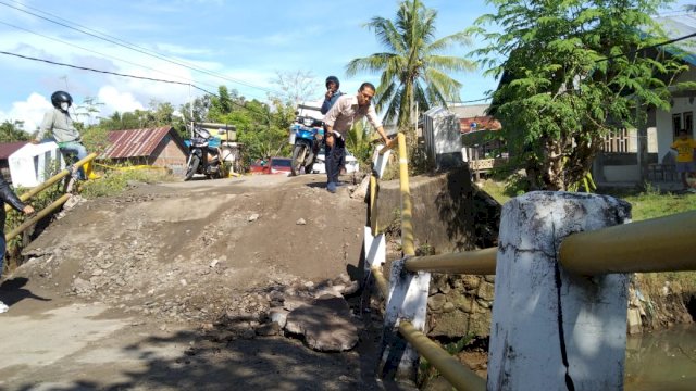 Potret jembatan rubuh di trans Sinjai-Bulukumba, saat itu pihak Dinas PUPR Sinjai meninjau lokasi jembatan tersebut, Kamis (4/11). | Istimewa