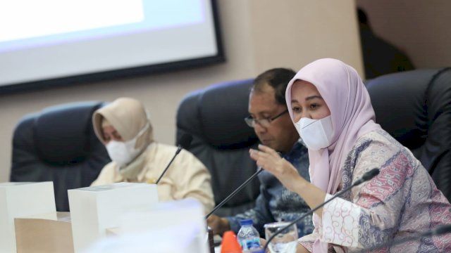 Wali Kota Makassar tampak duduk berdampingan dengan Wakil Wali Kota Makassar.