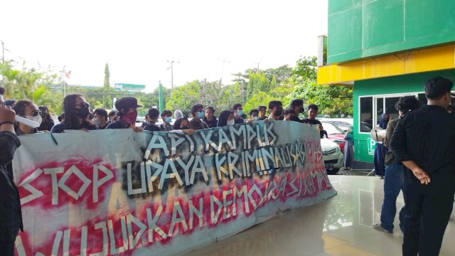 Potret puluhan mahasiswa saat aksi di pelataran Menara UMI, Jl Urip Sumoharjo, Makassar, Kamis (4/11). | Istimewa.
