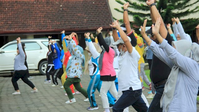 Prof Jufri Pimpin Anggotanya Olahraga di Benteng Fort Rotterdam