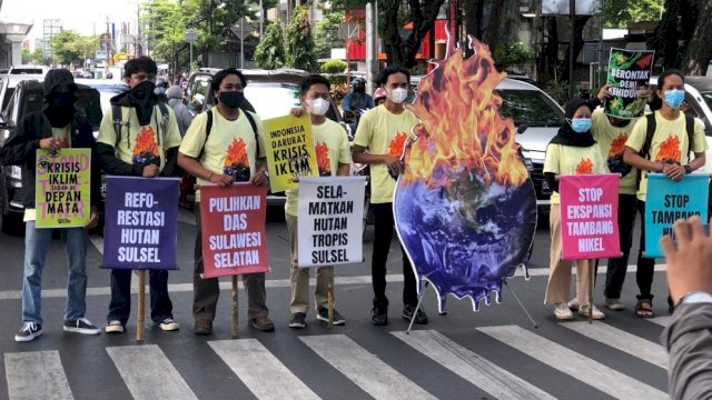 Saat WALHI dan Solidaritas Pemuda Sulsel menggelar aksi di Fly Over Jalan Urip Sumoharjo, Makassar, Sabtu (6/11)