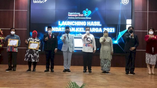 Diserahkan Langsung Kepala BKKBN RI, Ilham Azikin Raih Penghargaan Tertinggi MKK