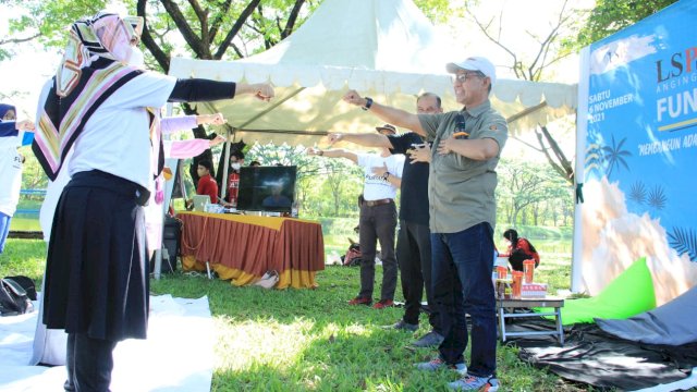 Akhir Pekan, Prof Jufri Berbagi Motivasi di Pantai Akkarena Tanjung Bunga