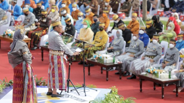 Saat Wali Kota Makassar mengumandangkan orasinya di hadapan para hadiri di Pantai Losari, Makassar, Selasa (9/11).