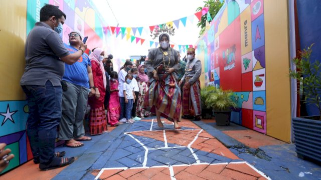 Wakil Wali Kota Makassar Fatmawati Rusdi tampak bermain di wisata lorong.