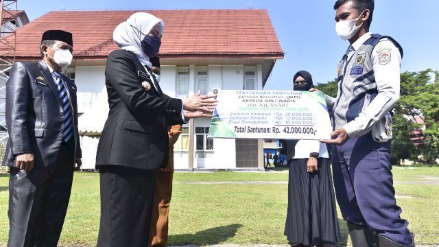 Hari Pahlawan, Bupati Indah Serahkan Santunan Bagi Guru Honorer yang Meninggal Dunia