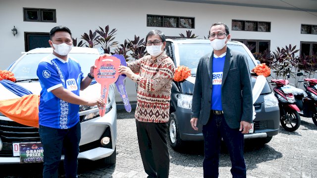 Plt Gubernur Sulsel kepada salah seorang pe