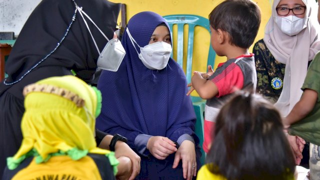 Begini Kedekatan Naoemi Octarina dengan Anak-anak