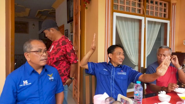 Ilham Arief Sirajuddin (IAS)&ndash;(kiri)