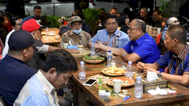 Saat IAS tengah berbincang-bincang dengan kader Demokrat di Toraja. Ini adalah kegiatan roadshow IAS untuk memenangkan Demokrat di Sulsel, Sabtu (13/11) malam.