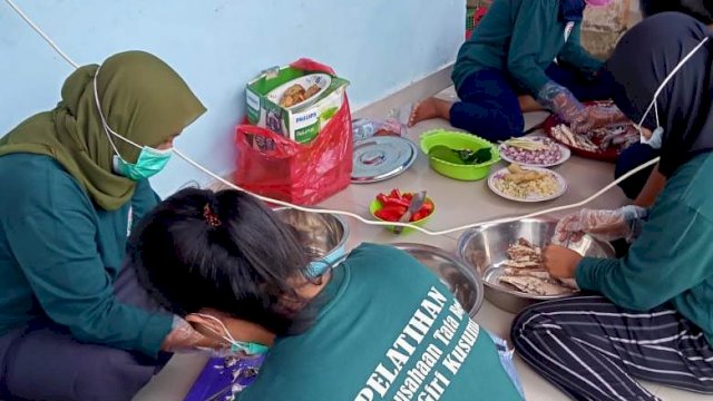 Penguatan Ekonomi, Kelompok Perempuan Desa Giri Kusuma Dilatih Bikin Abon Ikan