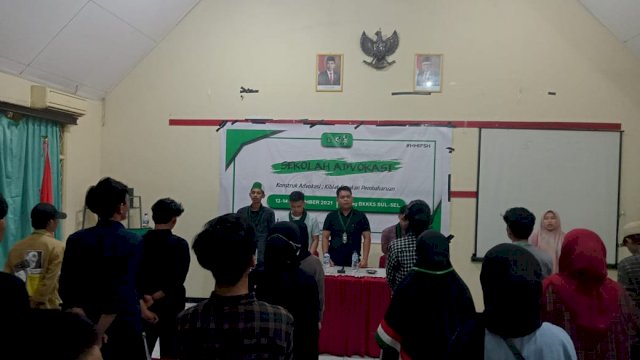 Penutupan sekolah Advokasi HMI Komisariat Syariah dan Hukum Cabang Gowa Raya (Cagora) yang berlangsung di Gedung BKKKS Sulsel, Jalan AP Pettarani, Makassar, Minggu (14/11). 