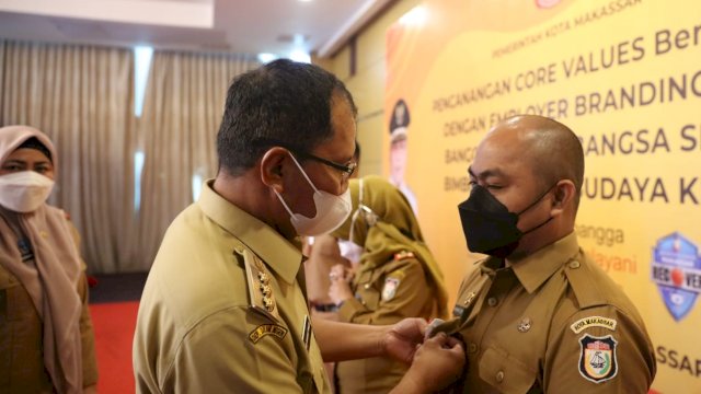Wali Kota Makassar ketika mengecek salah satu pakaian ASN Pemkot Makassar, Senin (15/11). 