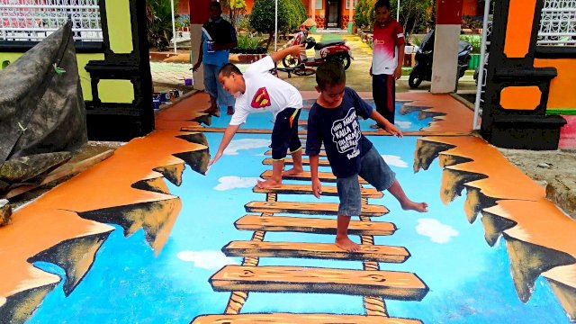 Bikin Takjub! Lantai Sekolah di Luwu Utara Dibuat Lukisan 3 Dimensi, Seperti &ldquo;Tol Langit&rdquo;