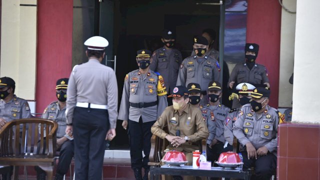 Hadiri Apel Operasi Zebra, Sekda Armiadi Sentil ASN yang Berkendara Sambil Main Ponsel