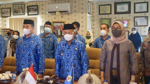 Trotoar.id, Jeneponto - Bupati Jeneponto H. Iksan Iskandar didampingi ketua Forum KKS Hj. Hamsiah Iksan menerima penghargaan anugerah Swasti Saba Wistara kabupaten kota/sehat di ruang rapat bupati jeneponto Rabu. (17/11/2021)