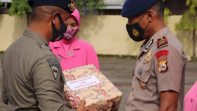 Batalyon C Pelopor kembali menggelar acara tradisi pelepasan personel yang pindah tugas/ mutasi dari Batalyon C Pelopor. Sebanyak 9 (sembilan) personel yang akan meninggalkan Batalyon C Pelopor selanjutnya bertugas di tempat yang baru, Rabu (17/11/2021).