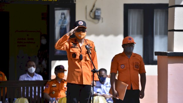 Sekretaris Daerah (Sekda) Kabupaten Luwu Utara Ir. H. Armiadi, M.Si., memimpin Apel Konsolidasi Kesiapsiagaan Bencana di Lapangan Kepolisian Sektor (Polsek) Kecamatan Mappedeceng, Rabu (17/11/2021).