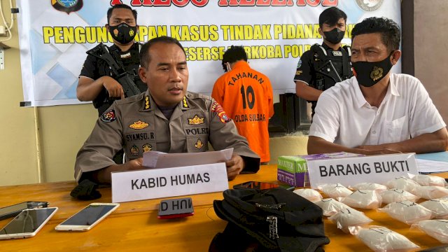 Kabid Humas Polda Sulbar Kombes Pol Syamsu Ridwan, Rabu (17/11/21) pada acara Press Release di ruang Dit Narkoba Polda Sulbar.