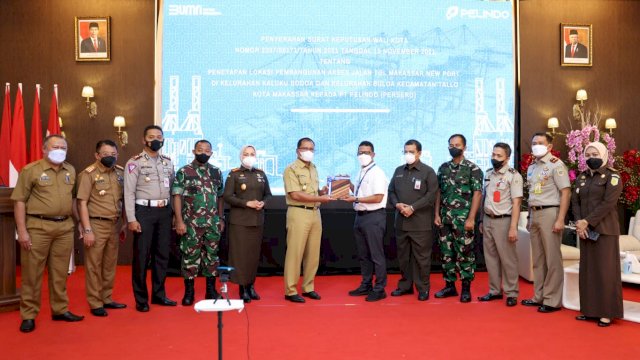 Terkait Pembangunan Jalan Tol, Walkot Makassar Serahkan SK Penetapan Lokasi MNP ke Pelindo