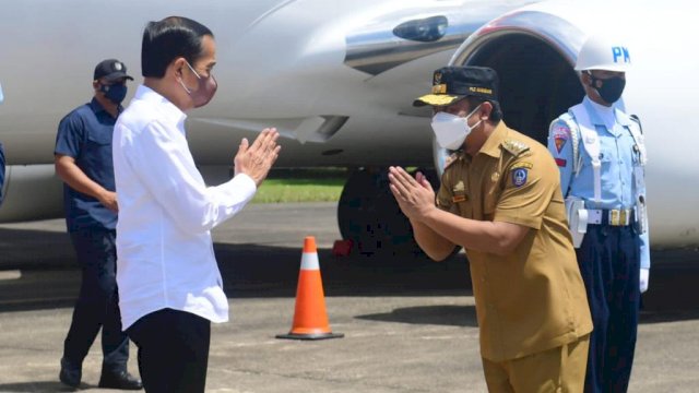 Presiden Jokowi disambut oleh Plt Gubernur Sulsel. (trotoar)