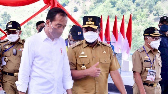 Presiden Jokowi Bersama Plt Gubernur Sulsel.