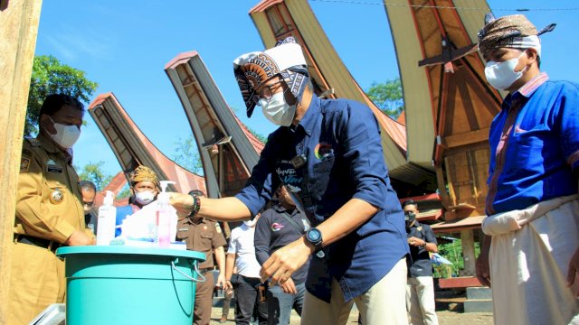 Sandiaga Uno sedang mencuci tangan.