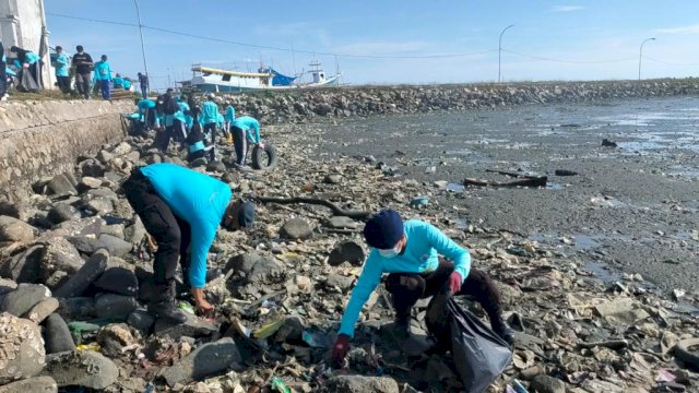 Ratusan personel gabungan dari berbagai Instansi melaksanakan kegiatan sosial bersih-bersih pantai di sekitar area PPI (Pangkalan Pendaratan Ikan) Kelurahan Lonrae Kecamatan Tanete Riattang Timur Kabupaten Bone, Kamis (25/11/2021).