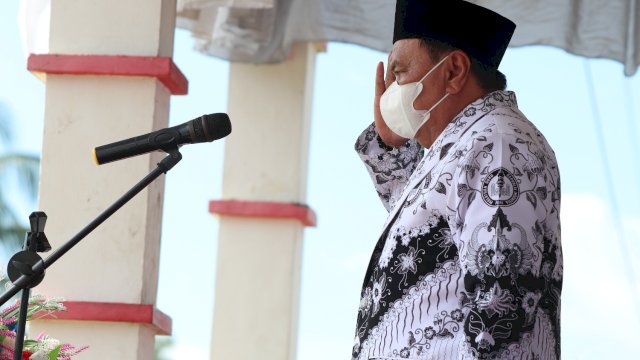 Pemerintah Kabupaten Luwu menggelar Upacara Peringatan Hari Guru Nasional Tahun 2021 dan Hari Ulang Tahun Ke 76 Persatuan Guru Republik Indonesia (PGRI) yang dipusatkan dilapangan Opu Daeng Mangille Kecamatan Suli, Kamis (25/11/2021)