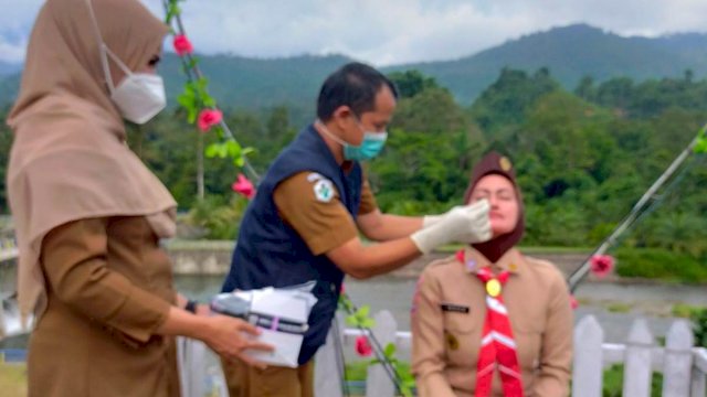 Rutin menjalani tes swab antigen tampaknya menjadi kebiasaan Indah Putri Indriani setelah melakukan aktivitas yang begitu padat sebagai Bupati. Ini juga sekaligus sebagai upaya adaptasi kebiasaan baru (era new normal) di tengah pandemi COVID-19.