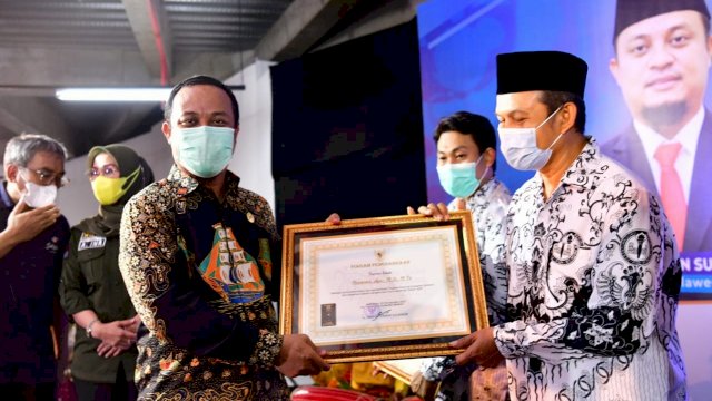  Plt Gubernur Sulawesi Selatan (Sulsel), Andi Sudirman Sulaiman, menghadiri peringatan Hari Guru Nasional Tingkat Provinsi Sulsel, yang dilaksanakan dilaksanakan di Mal Nipah, Kamis, 25 November 2021. 