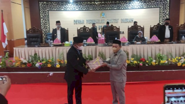Lewat Paripurna, Bupati Bulukumba Serahkan Ranperda APBD Tahun 2022 dan Ranperda Retribusi